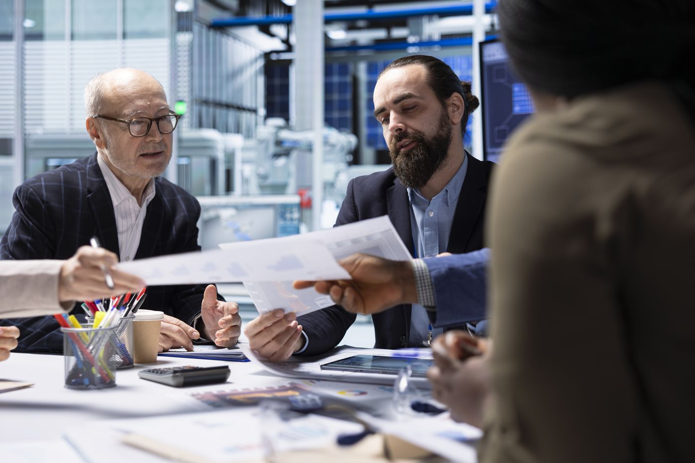 Was kostet eine B2B-Agentur: Besprechung mit Unterlagen in einem Industrieunternehmen Was kostet eine B2B-Agentur: Besprechung mit Unterlagen in einem Industrieunternehmen